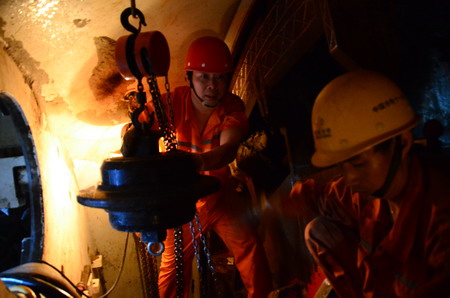 盾構機開倉換刀難手拉葫蘆幫大忙